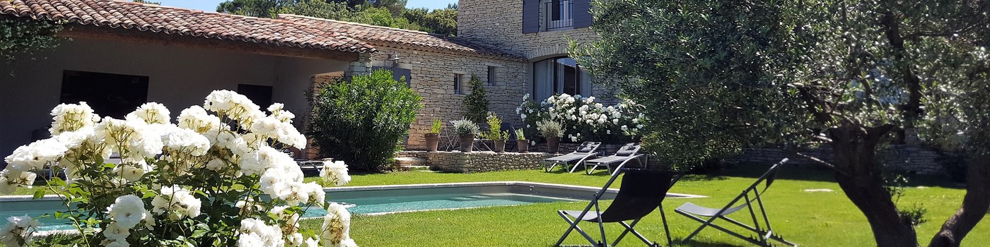 jardin_a_les_terrasses_gordes_luberon_provence_maison_d'hotes_de_charme_climatisee_pour_un_sejour_de_repos_au_calme.jpg